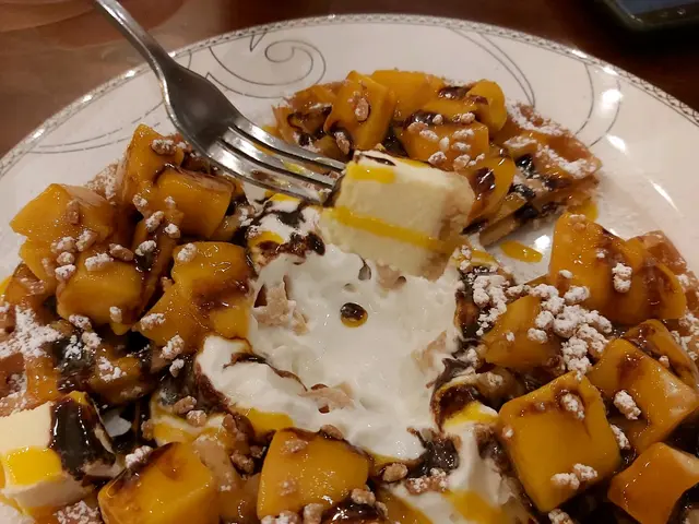 面頭有很多芒果粒,中間有個濃郁既牛奶味雪糕,配埋芒果、朱古力醬、粟米片粒粒,仲有些cheese cake粒粒