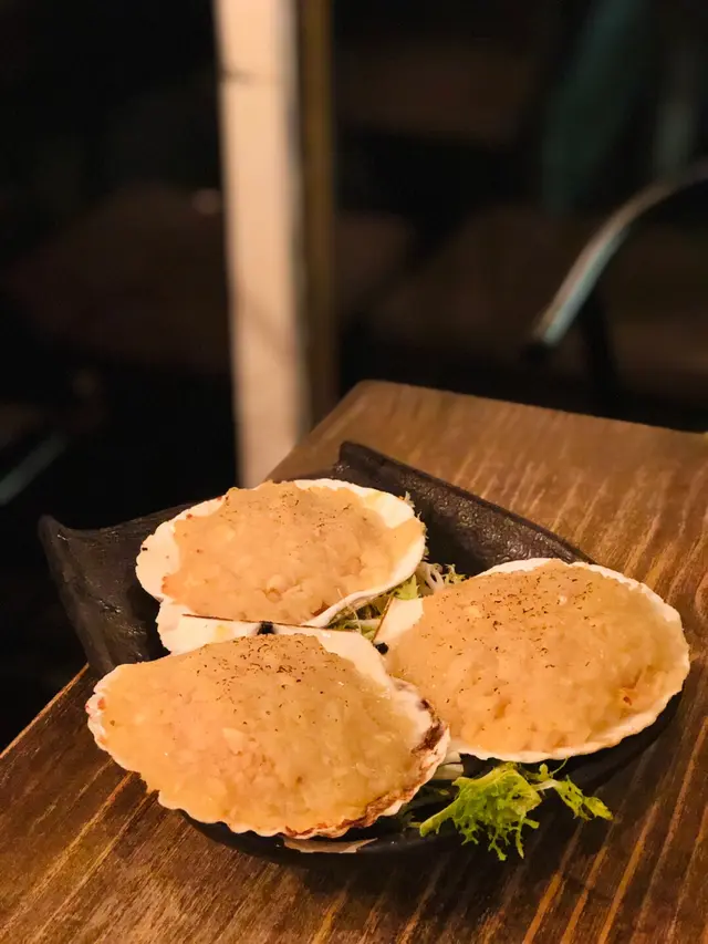 黃金蒜蓉燒扇貝。三隻