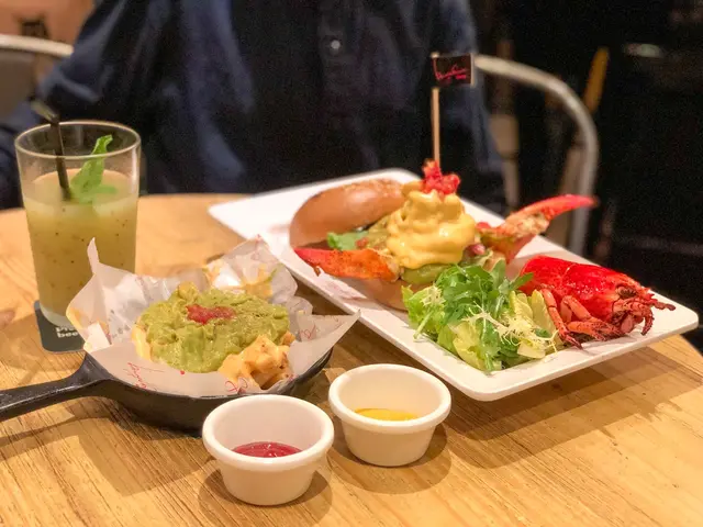 龍蝦漢堡和牛油果芝士薯條