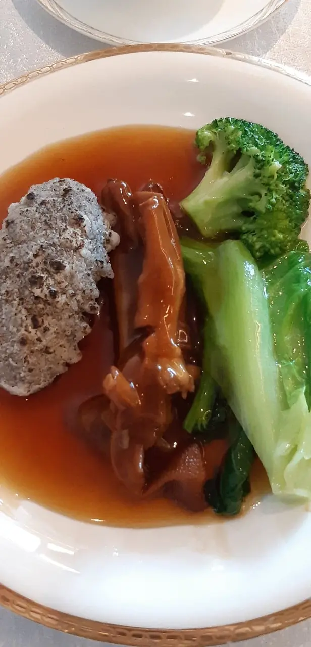 脆皮遼參鵝掌伴三色菜