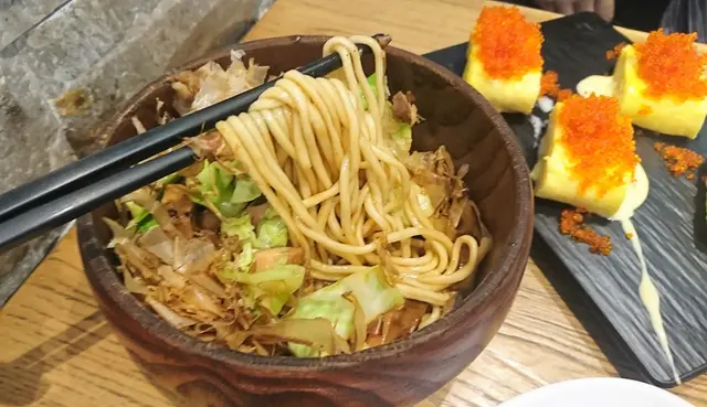 日式自家製燒雞炒麵