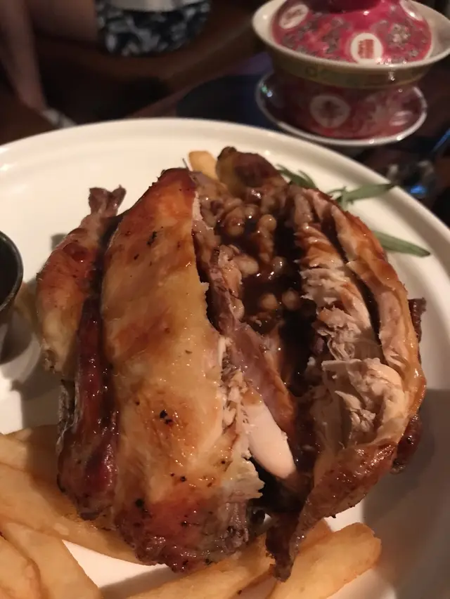 低溫慢煮燒法國春雞釀鮑魚栗子及薩丁尼亞珍珠麵伴薯條