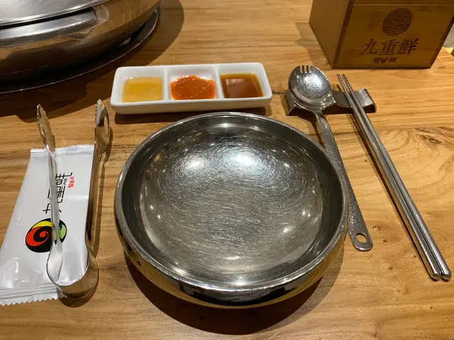 有三款:柚子豉油、鮮茄辣醬和海鹽麻油,
不過呢度嘅海鮮真係好新鮮,
所以整頓晚餐我都冇蘸過醬汁,
品嚐海鮮嘅原汁原味就好!😋