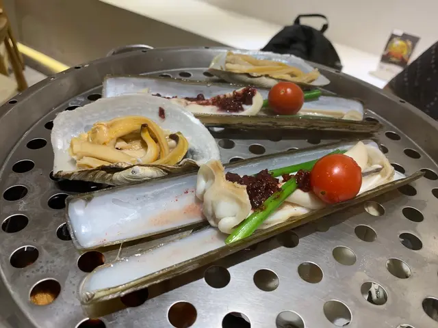 第一層：
紅糟蘇格蘭蟶子、象拔蚌 (伴車厘茄、韮菜花) 