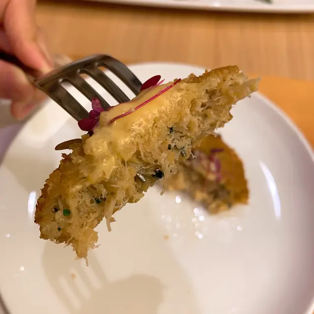 炸蟹餅配芒果乳酪