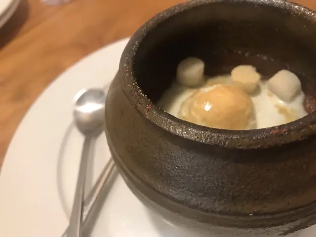 韓式醬缸中的  紫薯焦糖燉蛋