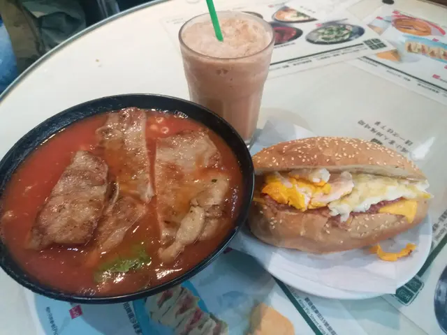 香煎豬扒蕃茄湯底通粉+招牌芝士鹹牛肉蛋豬仔包