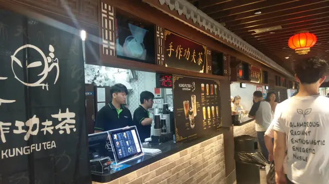 一間間的食店整齊排開,好一條食街呀