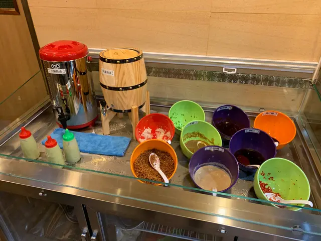 自助形式取火鍋醬料，
選擇非常多～
包括少有的鎮江醋、麻油、芝麻醬、
沙爹醬、辣椒、蒜、葱花等等。
值得一讚是補充醬料速度很快，
而且四周都十分潔淨～
