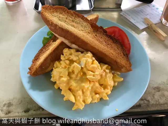 烤牛油伴碎蛋沙律豬仔包