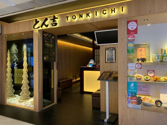 餐廳位於銅鑼灣世貿廣場四樓，地理位置相當方便而且相當舒適。