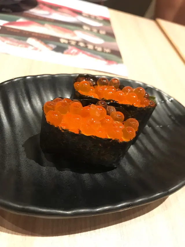 三文魚籽非常新鮮，每一粒都非常飽滿