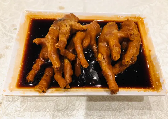 鮑汁雞腳（墊黑豆）