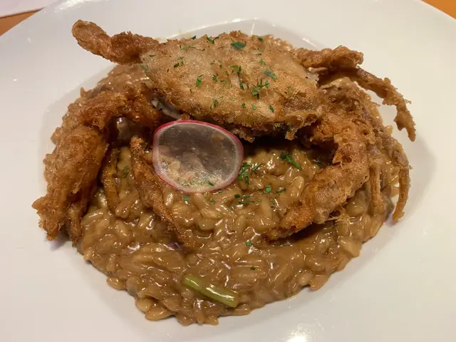 呢個意大利飯相當出色!
個汁真係有好香嘅黑蒜味,
入口creamy,
而且意大利飯炆煮得軟硬適中,又夠入味!😋
軟殼蟹係原整一隻,相當足料!
咬開仲要爆汁,鮮香十足!
必試!👍🏻