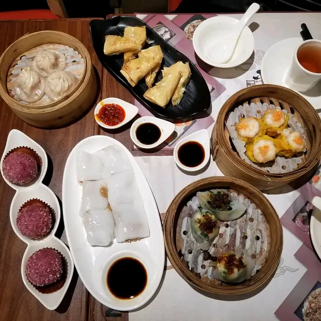 鮮蝦腐皮卷($28),沙嗲金菇牛肉腸粉($23),原隻蝦燒賣($28),小鮮肉小籠包($24),XO醬菜苗餃($28),紫薯流心球($28)