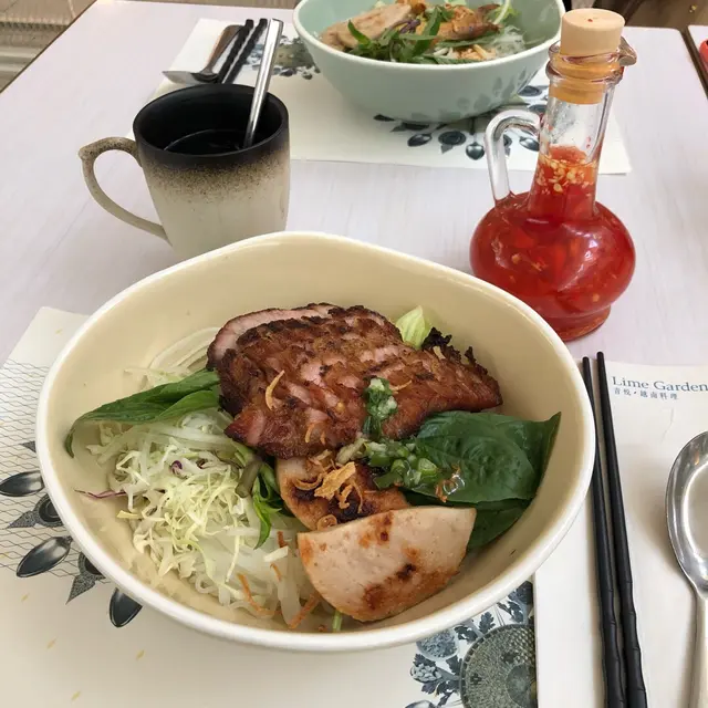 炭燒豬頸肉配扎肉撈檬