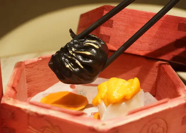 金箔墨汁蟹粉鮮蝦餃