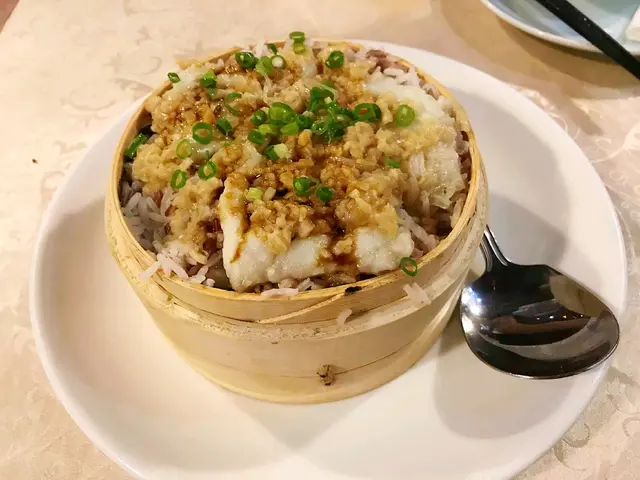 
荷香蒜蓉海斑片原籠蒸紅白米飯