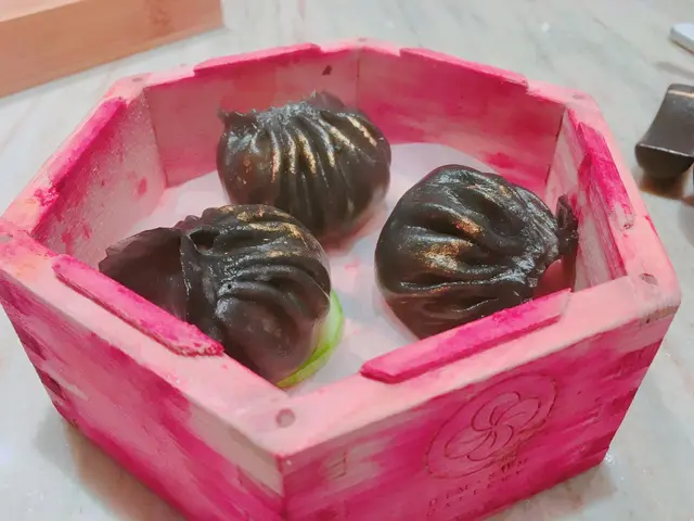 金箔墨汁蟹粉鮮蝦餃