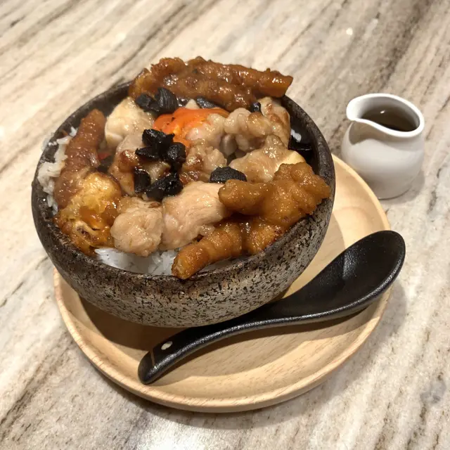 黑蒜鳳爪排骨飯