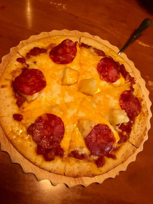 菠蘿辣肉腸薄餅