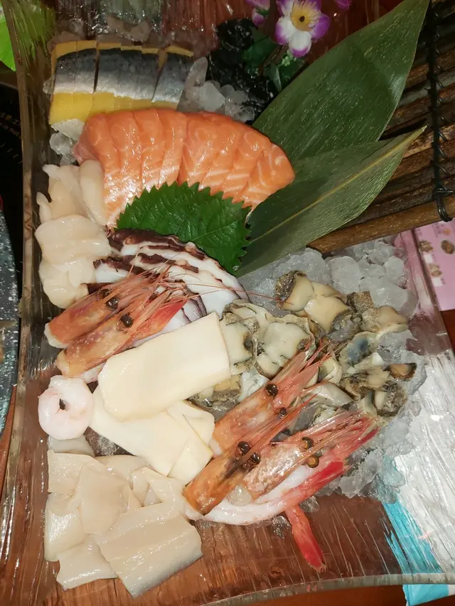 希靈魚好咸，刺身唔太新鮮，所以淺嘗。