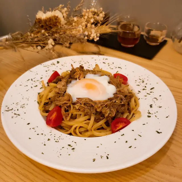 48小時慢煮煙燻手撕豬溫泉蛋扁意粉