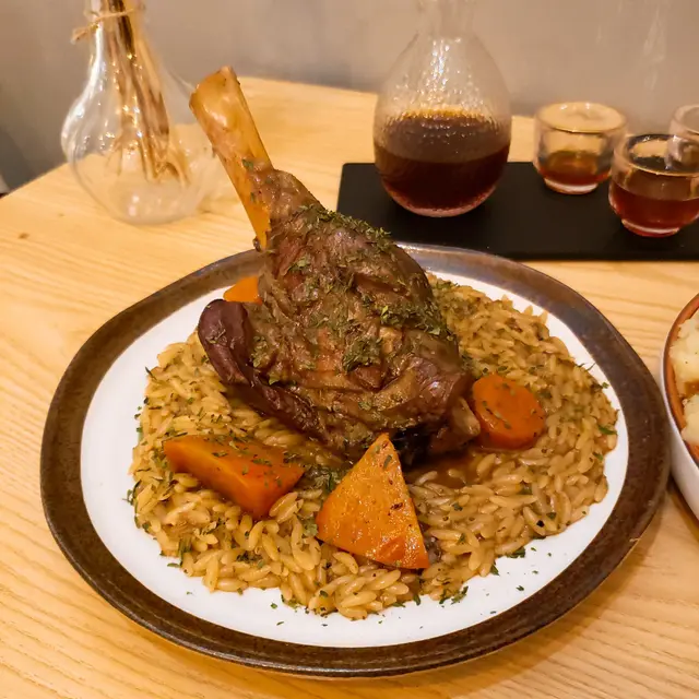 紅酒慢燉羊膝伴米型粉