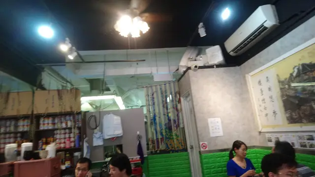 店內太多顧客,廢事影到顧客的樣。