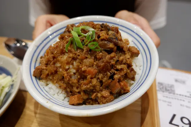 鹽酥雞扒滷肉飯