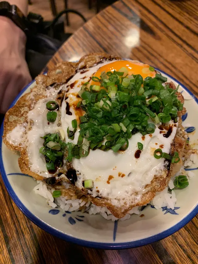 煎蛋肉餅飯