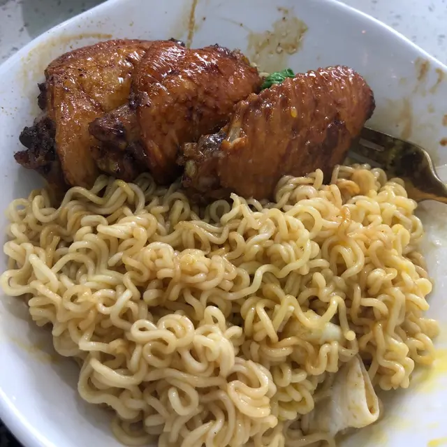 瑞士雞翼撈公仔麵