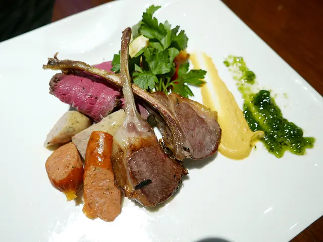 香煎羊架、燒美國西冷牛扒及烤德國腸拼盤