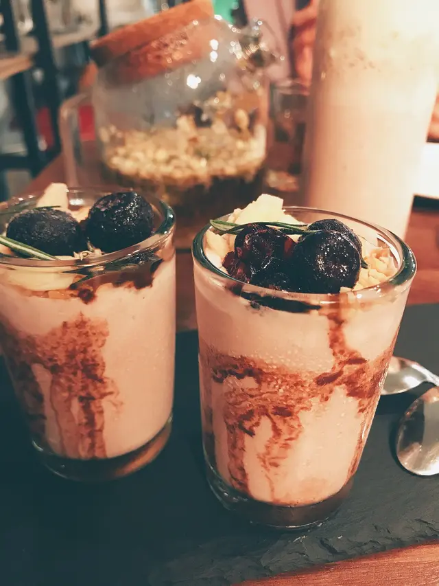 鋪滿藍莓和餅乾的奶昔