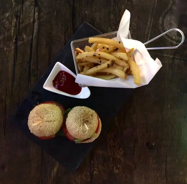 安格斯車肉迷你漢堡伴車打芝士及松露薯條