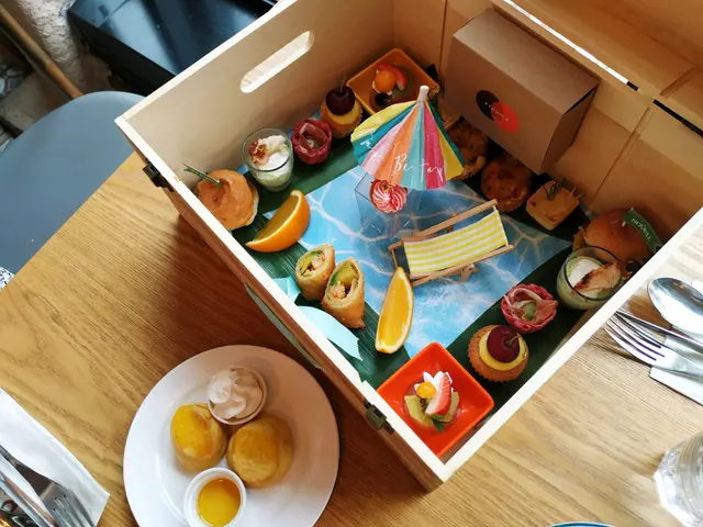 特別設計的小型音樂盒發出; 寶箱裡面裝著不同的食物