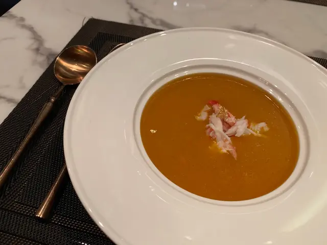 橙紅色嘅南瓜🎃湯,
雖南瓜味不算重,但食得到絲絲南瓜肉係裏面,
上面綴以金箔和新鮮嘅阿拉斯加蟹肉,相當矜貴!☺️
最驚喜當然係南瓜湯羹下面嘅蒸蛋白,
嫩滑得黎,仲食得到蛋白香!😋