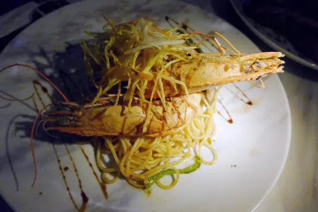 香煎大蝦配辣椒蒜香意粉