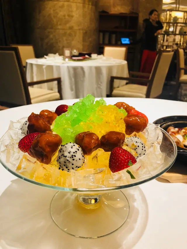 賣相幾特別，好似巨型雪糕杯，生果好新鮮，味道好開胃