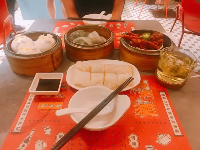 二人一共點了四款 點心  一杯菊花茶