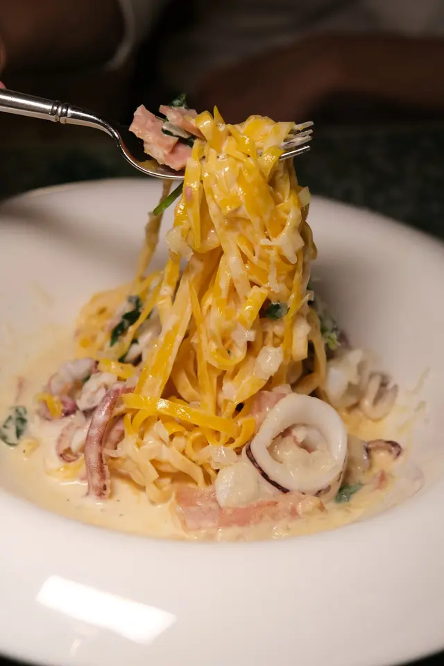 鮮魷魚自家制闊條麵