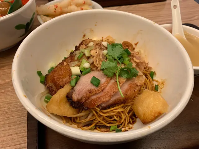 香茅豬頸肉干撈麵