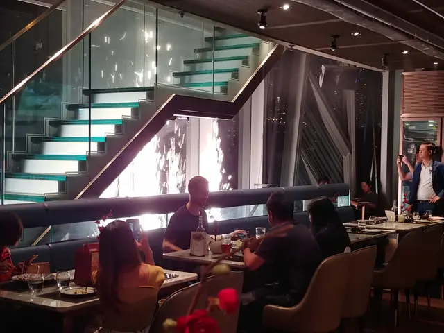 餐廳樓梯外牆放起璀璨煙花,浪漫情調的氣氛熾熱