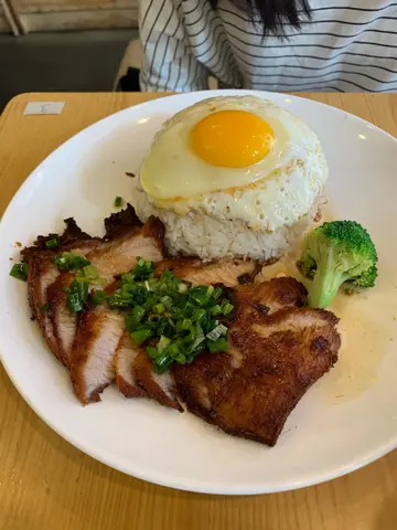 碳燒豬頸肉煎蛋飯，碳燒豬朳飯