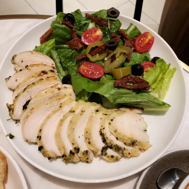 香蒜醬雞扒沙律