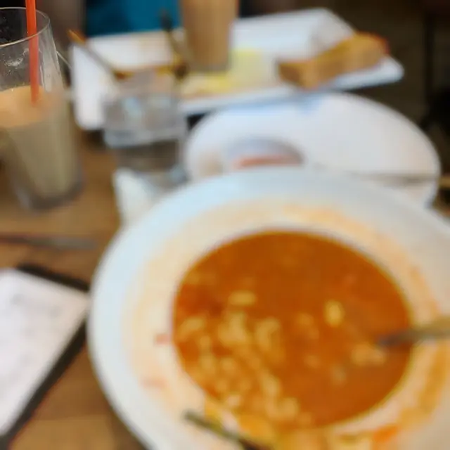 上次試咗蕃茄雞扒湯意,非常好食!今次再嚟試早餐,非常之好味,佢既蛋非常之特式,凍奶茶凍咖啡都非常好飲,扣左一粒聲係因為服務員態度麻麻地