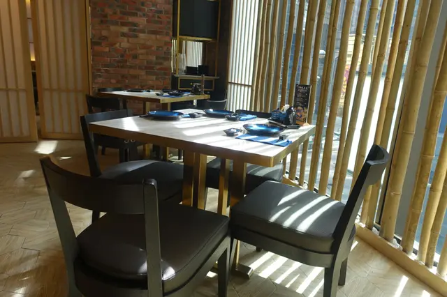 店內柔和的陽光透過落地玻璃及竹枝,滲進室內!形成獨特的影子