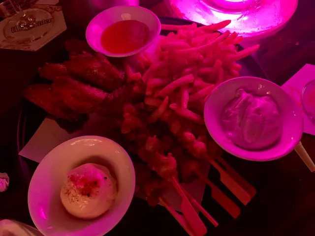 炸香草雞翼、炸薯條配黑松露汁和燒雞軟骨