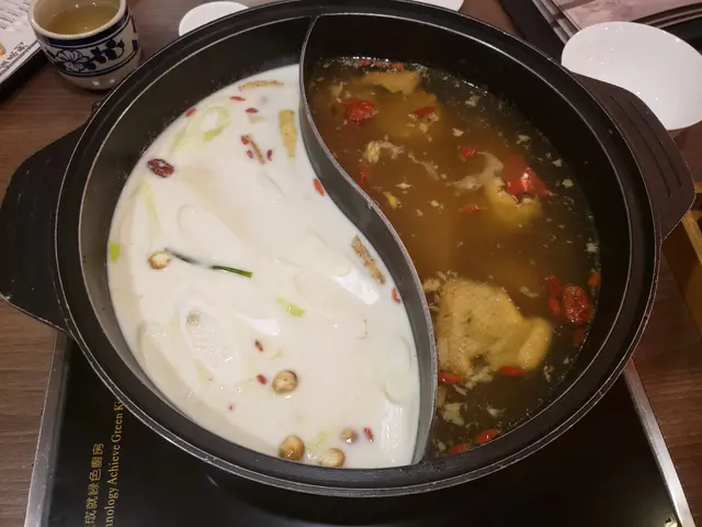 龍鳳鴛鴦鍋《蜂巢豆腐白湯鍋+媽媽滋補老火湯鍋》