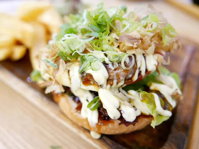 日式燒餅汁牛肉漢堡飽配炸薯條